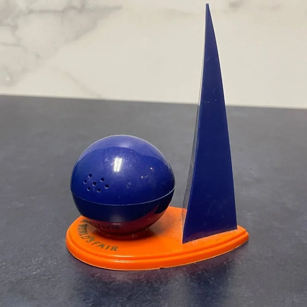 Vintage & RARE! 1939 World's Fair in NY, Salt & Pepper Set, Plastic